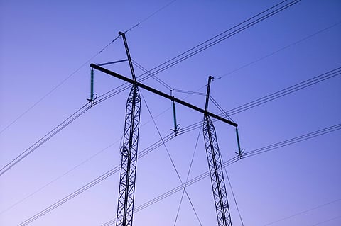 Elpriserna faller tillbaka under fredagen