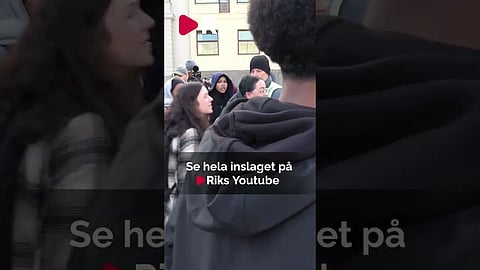 Se klippet: "Korskvinnan" bränner en koran på torget