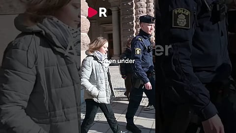 Se videon: Här tröttnar polisen på Greta Thunberg
