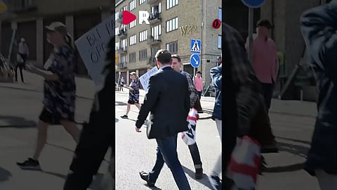 Skyltmannen försöker ta sig till Magdalena Andersson