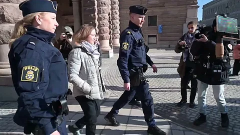 Här tar polisen Greta Thunberg – anmäls för brott mot ordningslagen