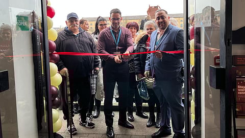 Dostal vyznamenanie od kráľovnej Alžbety II., teraz v Peterborough otvoril Kultúrne centrum.