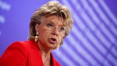 FRANCÚZSKO: Eurokomisárka Redingová urobila "kopanec".
