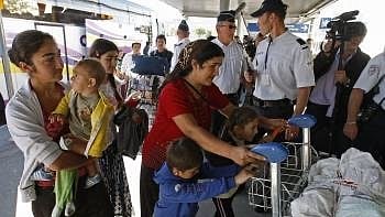 FRANCÚZSKO: Bude pokračovať v politike vyhosťovania Rómov.