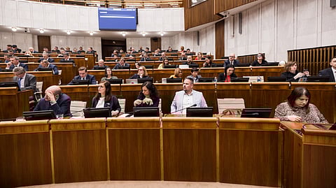 Parlament nesúhlasil ospravedlniť sa Rómom za nútené karantény.