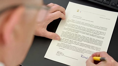 Fico žiada zrušiť nedeľné debaty. List poslal stranám aj televíziám.