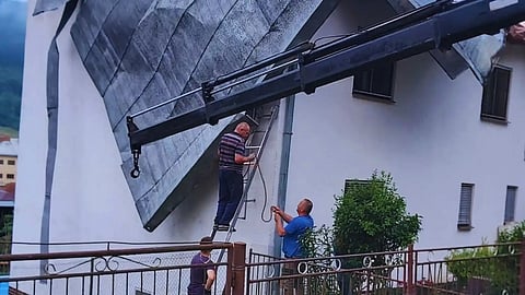 Štát dá po víchrici domácnostiam až 3 000 eur na opravu škôd.