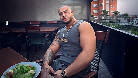 Rapper Dynamic dráždi fanúšičky: Záber zo sprchy prezradil viac.