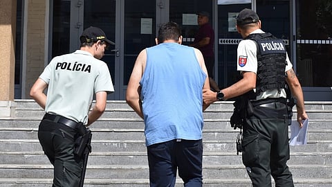 Vyhrážal sa susedke: „Prepichnem ťa.“ Z podmienky putuje do väzenia.