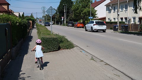 Rodičia varujú, že malé deti budú musieť bicyklovať medzi autami.