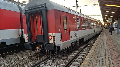 Na košickej stanici sa vykoľajil vozeň osobného vlaku.