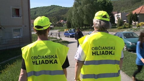 Sú rómske hliadky zneužívané? Niektorí namiesto hliadkovania údajne pracujú na stavbách.