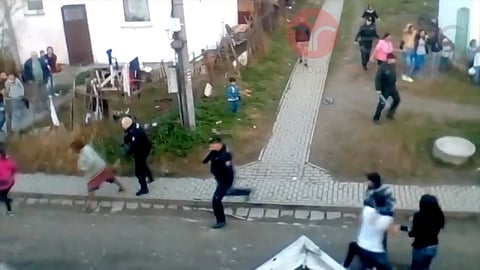 Policajtov mali privolať k šarvátke. Nakoniec zbili všetkých.