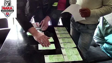 Polícia zadržala osobu, ktorá prijala úplatok za rómske hlasy.
