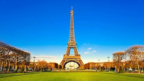 Eiffelovu vežu opätovne sprístupnia koncom júna.