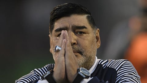 Diego Maradona zomrel vo veku 60 rokov na zlyhanie srdca.