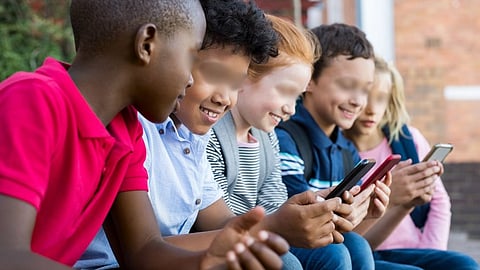 Žiaci prvého až tretieho ročníka budú mať v škole zakázaný mobil.