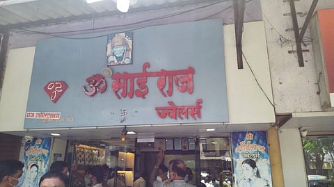 दहिसर मध्ये ज्वेलर्स दरोड्यात मालकाची गोळी झाडून हत्या ! --- (पहा व्हिडीओ)