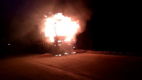 ट्रक आगीच्या भक्ष्यस्थानी 