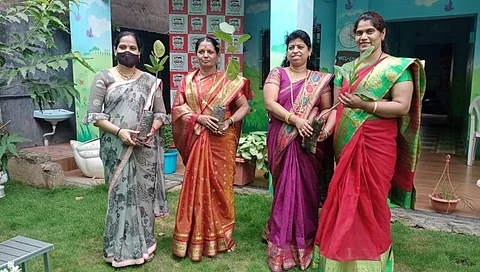 वटपौर्णिमे निमित्त महिलांना वडाच्या रोपांचे वाटप
