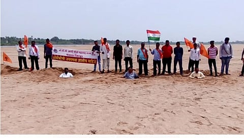 ओबीसी क्रांती मोर्च्याच्या वतीने विविध मागण्यांसाठी 'अर्धदफन' आंदोलन