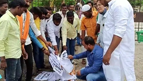 माजलगावमध्ये काँग्रेसकडून अन्न सुरक्षा सुधारणा कायद्याच्या पोस्टरची होळी