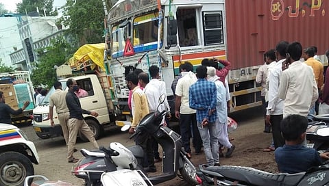 दुर्देवी! कंटेनर खाली चिरडून आजी व नातवाचा मृत्यु