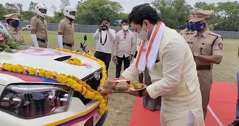 बीड पोलीस दलात १६५ वाहनांची भर; धनंजय मुंडेंच्या हस्ते वाहनांचे लोकार्पण