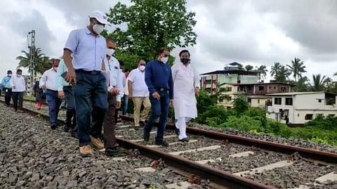 कोकण रेल्वे व महामार्ग अधिकाऱ्यांना सुनिल तटकरेंनी सुनावले खडे बोल