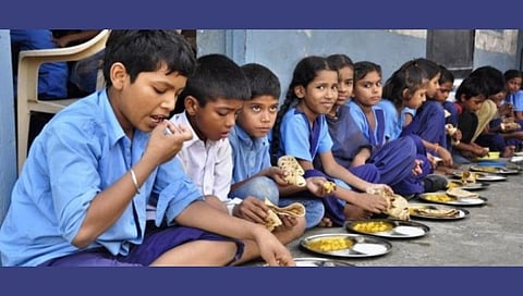 आधी बँक खाते काढा, मगच शालेय पोषण आहाराचे पैसे मागा; शिक्षण संचालकांचा आडमुठेपणा