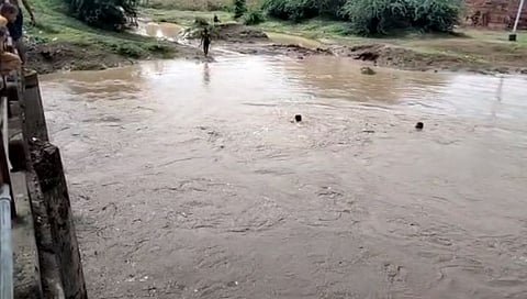 पुराच्या पाण्यात पडताहेत धोकादायक उड्या...!