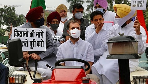 सरकारच्या निषेधार्थ राहुल गांधी ट्रॅक्टर चालवत संसदेत दाखल