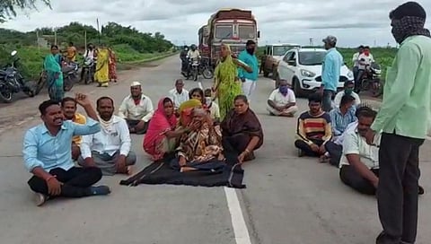 स्मशानभूमीच्या मागणीसाठी मृतदेह रस्त्यावर ठेवून ग्रामस्थांचे आंदोलन