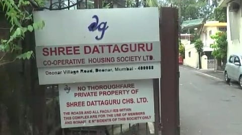 सोसायटी जवळील विहीर बनली मद्यपी, टवाळखोरांचा अड्डा