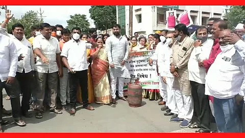 अकोल्यात इंधन गॅस दरवाढी विरोधात राष्ट्रवादीचे आंदोलन