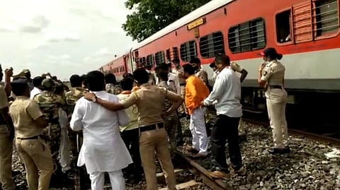 मराठा आरक्षणप्रश्नी संभाजी सेनेचे रेल्वे रोको आंदोलन