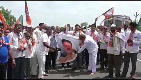 आमदारांच्या निलंबनानंतर भाजप कार्यकर्त्यांचा मुंबई-आग्रा महामार्गावर रास्ता रोको