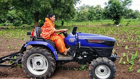 आत्महत्याग्रस्त जिल्ह्यात पदवीधर महिला करतेय टॅक्टरने शेती!