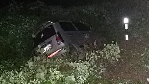 कार अपघातात बाळासह पाच जण सुखरूप !