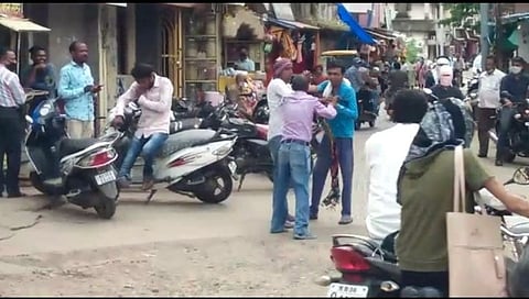 दोन मद्यधूंद व्यक्तींची भर चौकात आपआपसात फिल्मी स्टाईल हाणामारी