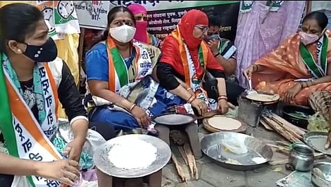 बीडमध्ये घोषणाबाजी करत राष्ट्रवादी रस्त्यावर; चूल मांडून केला स्वयंपाक