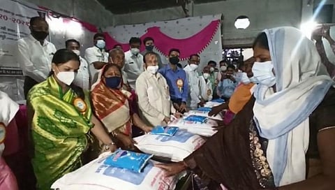 आदिवासी विकास मंत्र्यांच्या हस्ते पिंपळनेर येथे खावटी कीटचे वाटप