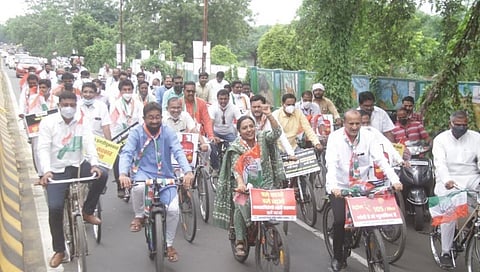 इंधन दरवाढ विरोधात विरोधात काँग्रेस ची सायकल रॅली