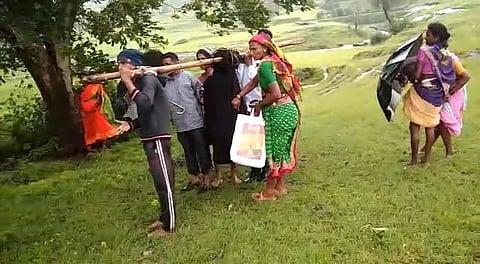 प्रसूतीनंतर महिलेला व बाळाला झोळीची कावड करुन नेले रुग्णालयात