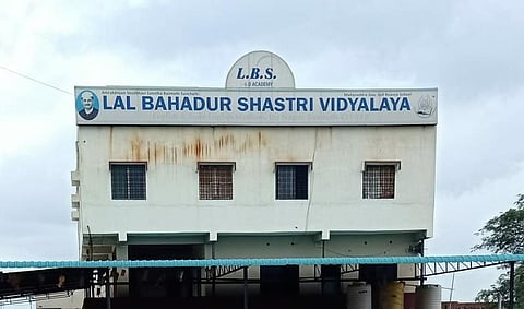 वसमतमधील हीच ती एलबीएस शाळा