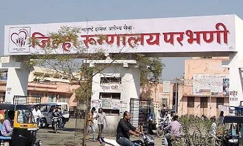 परभणी जिल्हा रुग्णालयातील कर्मचाऱ्यांवर गुन्हा