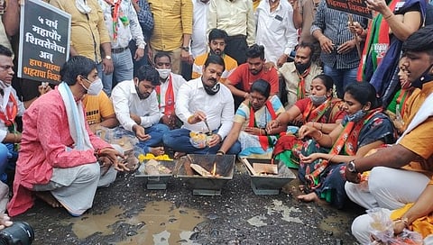 भाजप आमदार गणपत गायकवाड यांचे रस्त्यावरील खड्ड्यात होम हवन