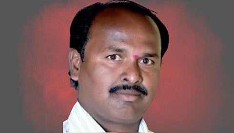 अतिक्रमण केलेल्या सरपंच आणि सदस्याला जिल्हाधिकाऱ्यांनी ठरवले अपात्र