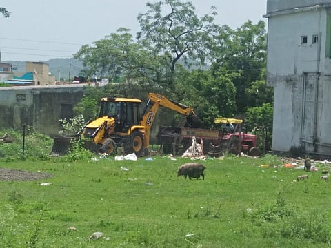 शिवणी ता. किनवट येथे नाली सफाई