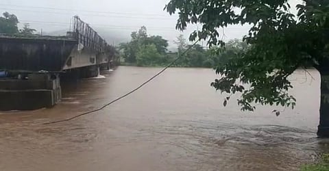 कोकणातील बहुतांशी नद्यांनी धोक्याची पातळी ओलांडली आहे.